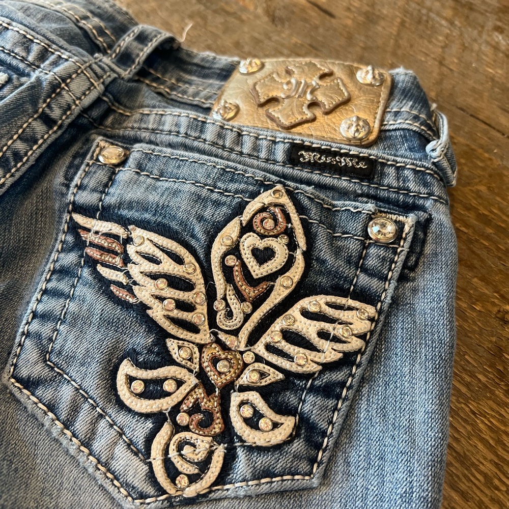 Miss Me Jeans size 25
STYLE NO: JP57408
INSEAM 33
DESIGN Hearts - Angle Wing